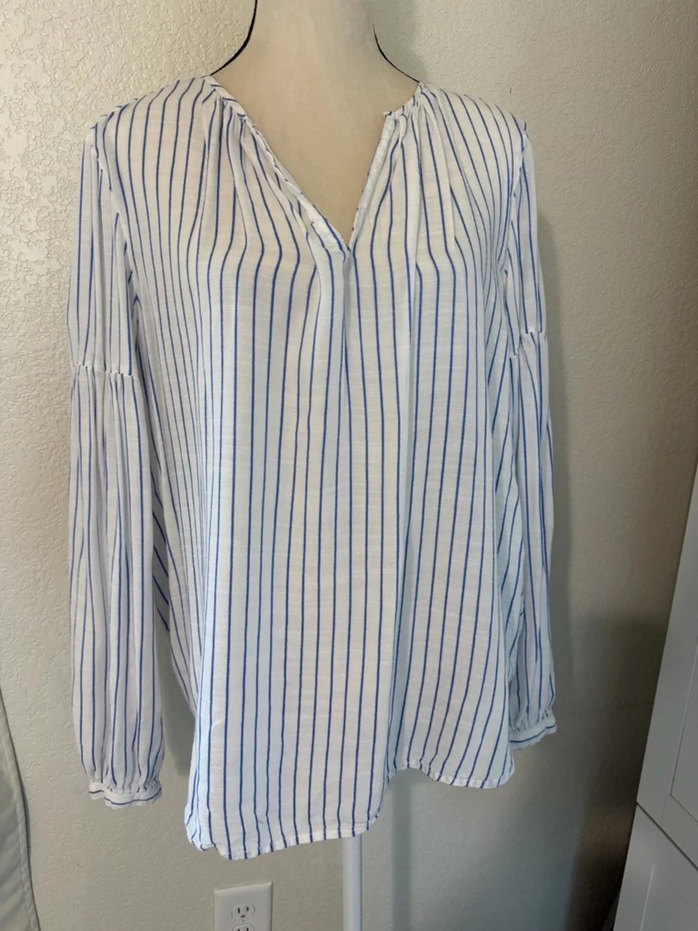 GAP Relaxed Split-Neck Shirred Blouse, Size Large - Picture 3 of 9